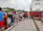 Bruakkk!!, KA Di Tebing Tinggi Tabrak Mobil Terseret Hingga Ratusan Meter Dan Memakan Korban