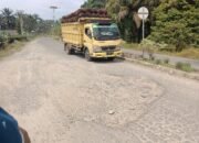 LPJU Mati dan Timbunan Sirtu di Jalan Lingkar Sisupak Dikeluhkan Warga